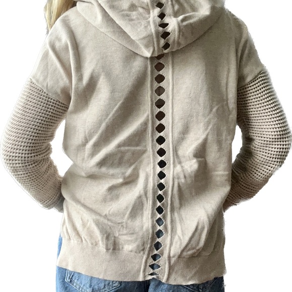 Fabulous neutral for all seasons. Fun peek-a-boo detailing along back & sleeves - Picture 4 of 8